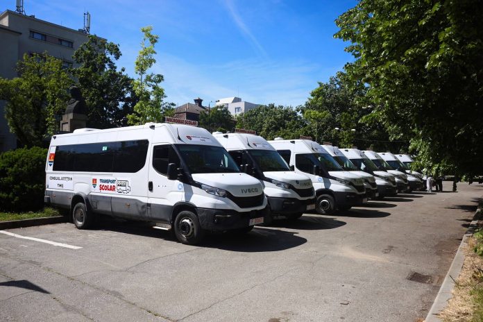 Consiliul Județean a predat 25 de microbuze școlare hibride pentru școlile din Timiș. Lista localităților beneficiare