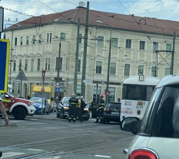 Două mașini și un tramvai, implicate într-o coliziune, la Timișoara. O femeie a fost rănită