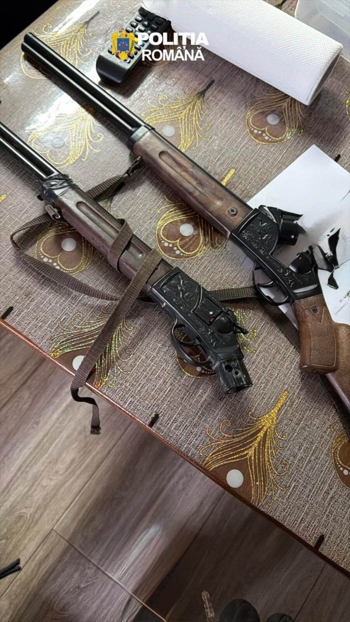 Percheziții la braconieri din vest. Polițiștii au descoperit un adevărat arsenal de vânătoare