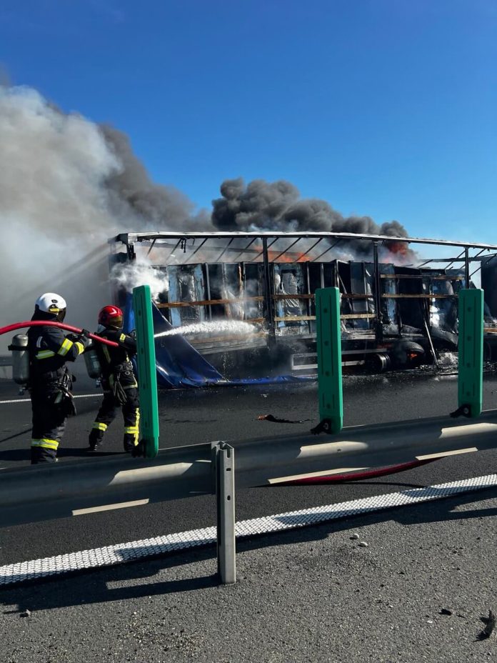 Tir în flăcări pe autostrada A1
