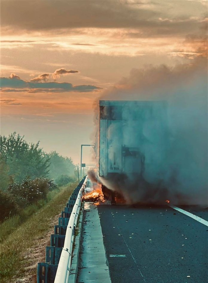 Tir în flăcări pe autostrada A1, în Timiș
