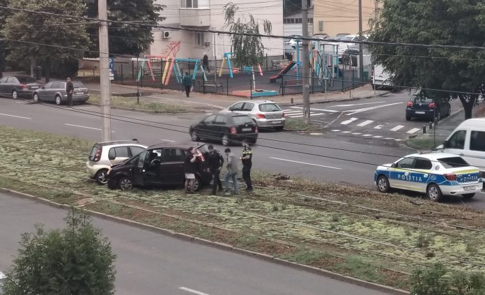 Accident violent în Arad două mașini au ajuns pe liniile de tramvai după impact pe Bulevardul Aurel Vlaicu