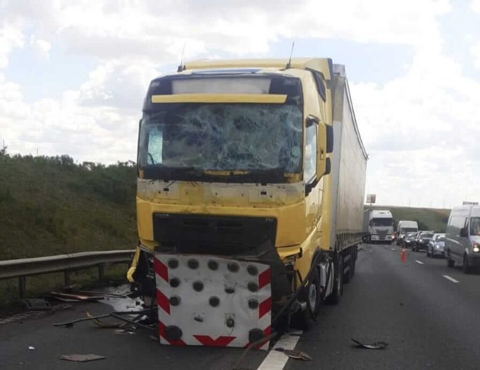 Coliziune tir – autoutilitară pe autostrada A1. O persoană a rămas încarcerată