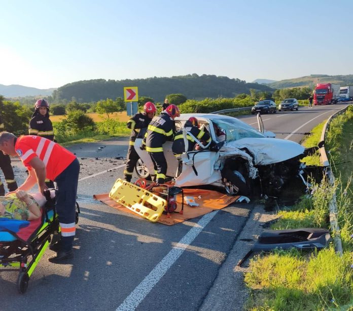 Dimineață de coșmar pe DN6, în Banat trei răniți și trafic blocat, după o coliziune violentă