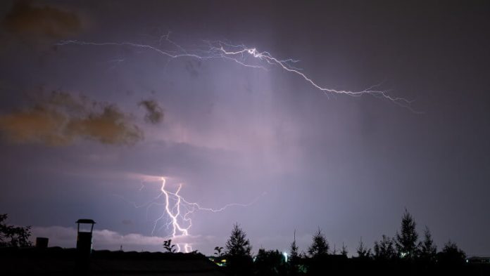Se întorc furtunile, canicula persistă. Noi atenționări emise de meteorologi