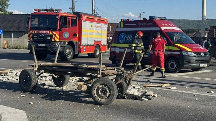 Impact violent la intrarea în Timiș trei răniți și un cal mort după coliziunea dintre o mașină și o căruță