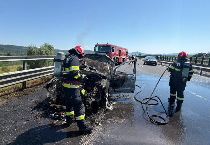 Mașină distrusă de flăcări pe autostrada A1