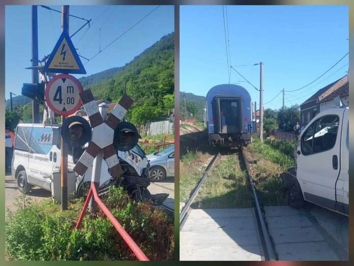 Microbuz izbit de tren pe DN6, în Banat. Șoferul nu a respectat culoarea roșie a semaforului