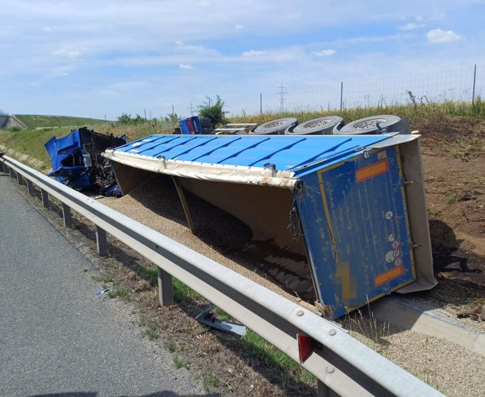 Tir răsturnat pe autostrada A1, între Timișoara și Arad