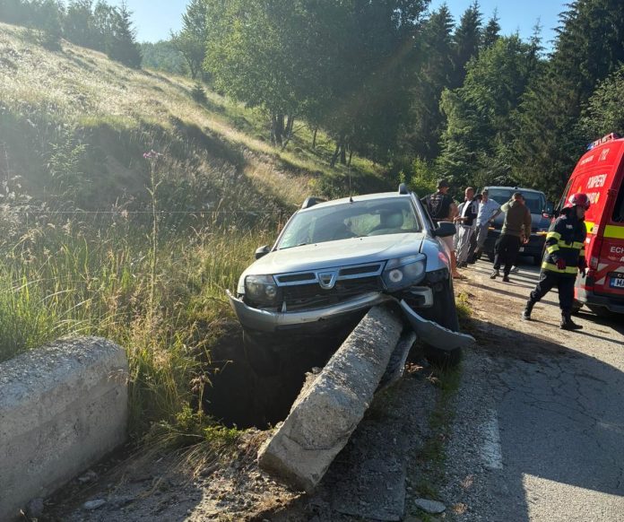 Trei persoane încarcerate în urma unui accident în Banat