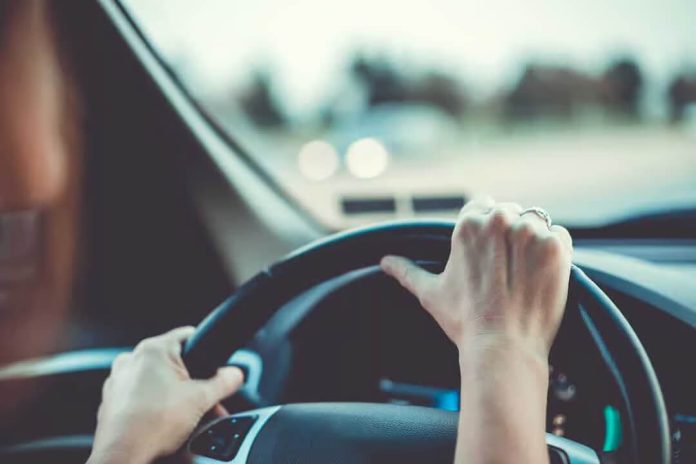 Tânăr pe trotinetă, rănit după ce a fost lovit cu mașina de o femeie de 58 de ani, beată la volan
