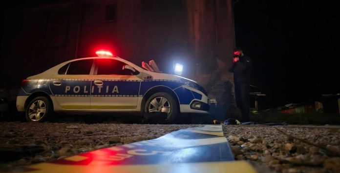 Tineri încătușați după ce au furat țigări de peste 10.000 de lei dintr-un magazin