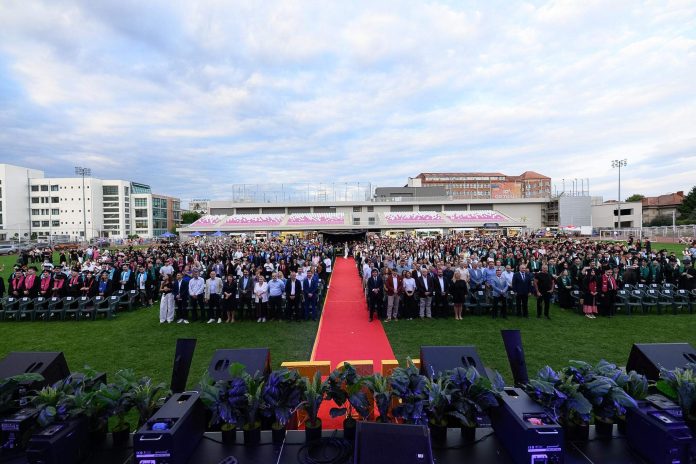 Absolvire UPT 2026 mii de absolvenți au sărbătorit pe stadionul „Știința”, cu Delia și un spectaculos foc de artificii