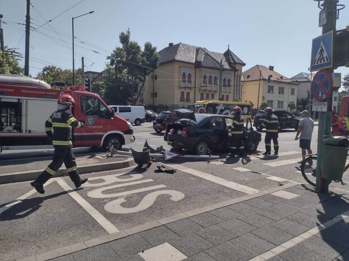 Accident în Timișoara stâlp rupt, două persoane încarcerate și rănite