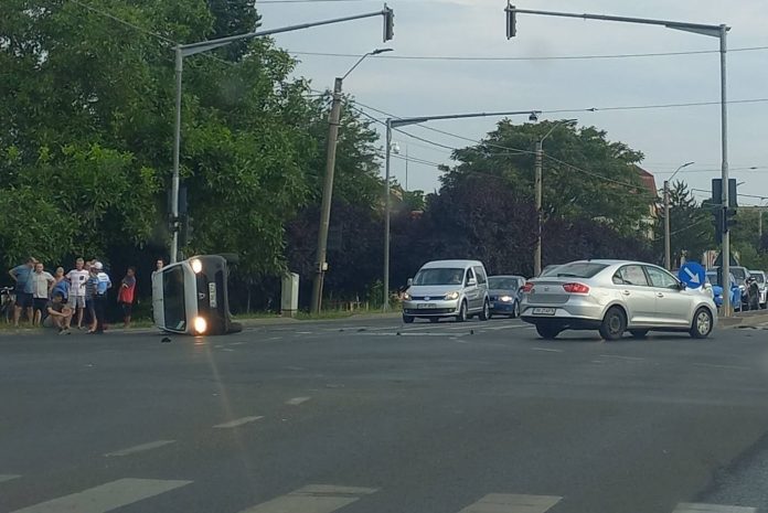 Accident rutier la Timișoara. O mașină s-a răsturnat pe carosabil