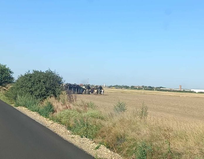 Accident spectaculos în Timiș: un autocamion s-a răsturnat pe câmp, iar șoferul a fost rănit