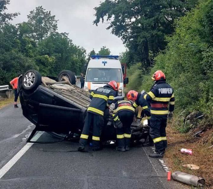 Accident spectaculos pe un drum național din Banat. Un șofer s-a răsturnat cu mașina