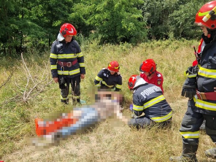Bărbat în stare gravă. A fost strivit de tractor