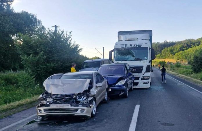 Șase autovehicule, implicate într-un accident în lanț pe DN6. Traficul este îngreunat