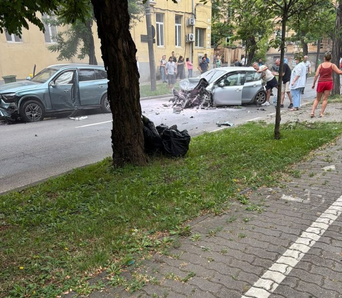 Trei mașini distruse în urma unui accident violent, la Timișoara. O persoană a rămas încarcerată