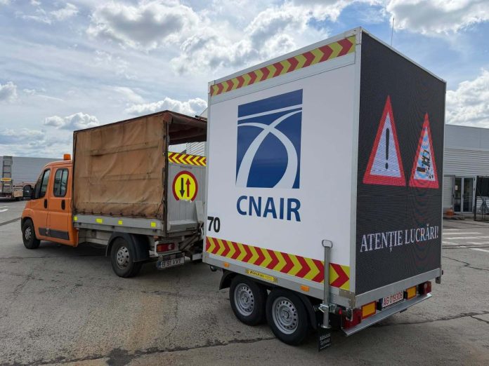 „Atenție, lucrări!”. DRDP Timișoara s-a înnoit cu 11 remorci echipate cu panouri LED