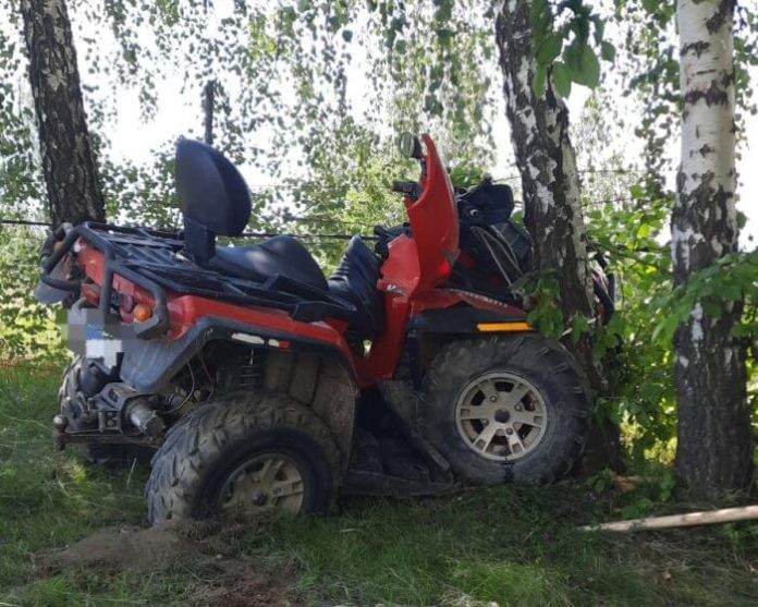 Accident grav în Timiș doi copii de 14 ani au ajuns la spital după ce s-au izbit cu ATV-ul de un copac