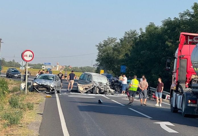 Accident mortal în Timiș, pe DN6 trei autoturisme distruse, șapte persoane implicate. Elicopterul SMURD, chemat de urgență