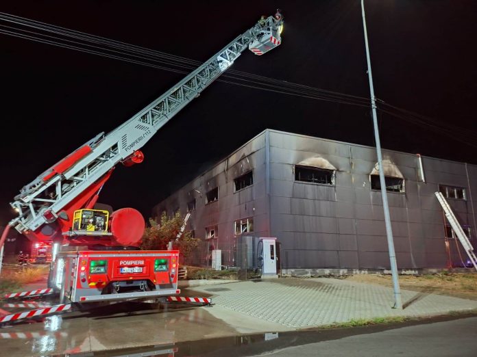Flăcări devastatoare în vestul țării. Incendiu pe 1000 de mp la un service auto