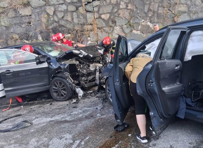 Impact violent pe un drum din vest trei răniți, printre victime și un copil. Două mașini, făcute praf