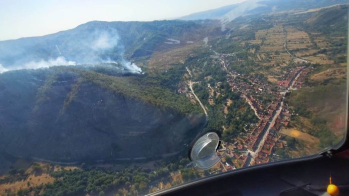Incendii de amploare în Banat zeci de hectare mistuite, pompierii intervin inclusiv din elicopter