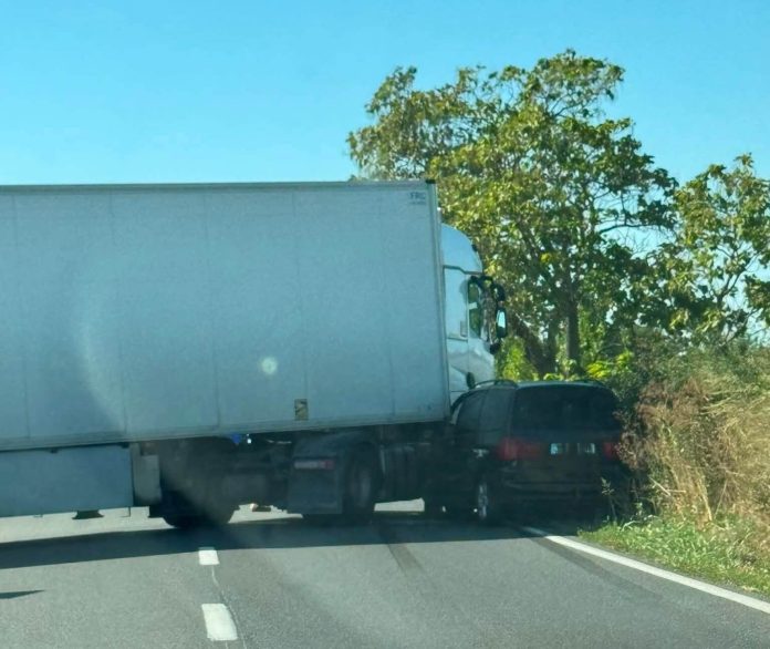 Mașină lovită de tir pe drumul Sânnicolau Mare - Timișoara. Două persoane au fost rănite