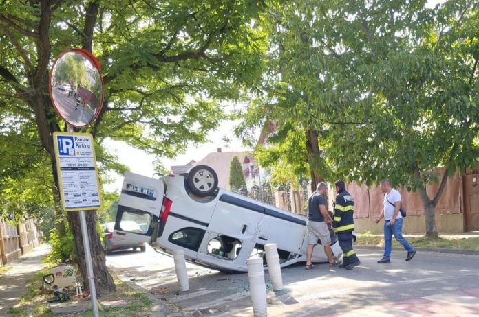 Mașină răsturnată cu roțile-n sus într-o intersecție din Timișoara