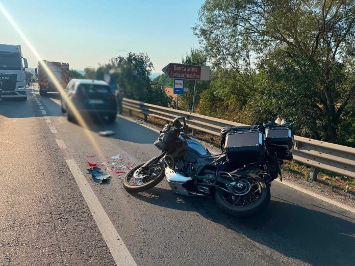 Neatenția în trafic a dus la un accident în Timiș doi răniți după o coliziune între o motocicletă și un autoturism