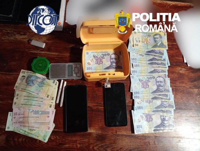 Percheziții la traficanți de droguri din vest. Un copil de 10 ani, transformat în dealer de canabis