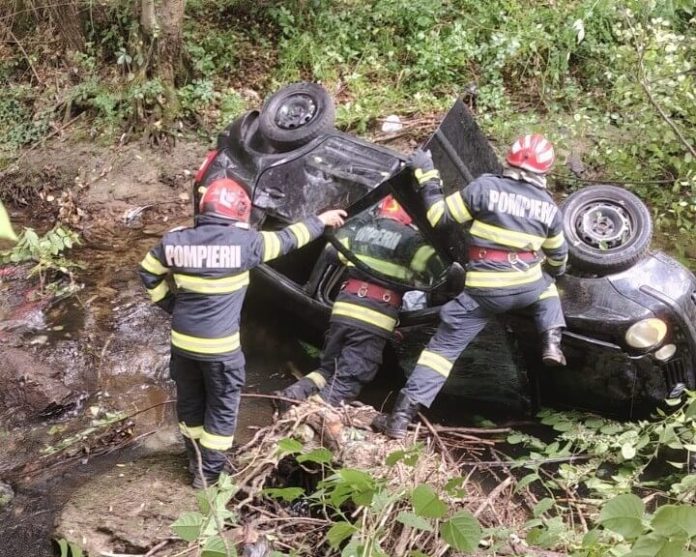 Salt spectaculos cu mașina în râpa unui pârâu. Două persoane au ajuns la spital