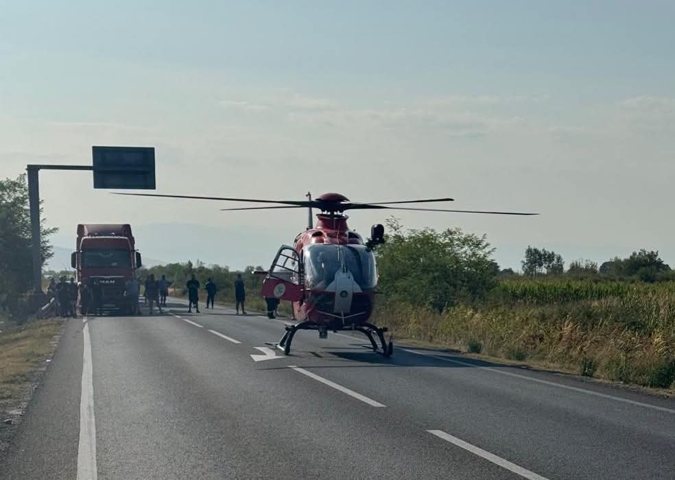 Accident mortal în Timiș, pe DN6 trei autoturisme distruse, șapte persoane implicate. Elicopterul SMURD, chemat de urgență