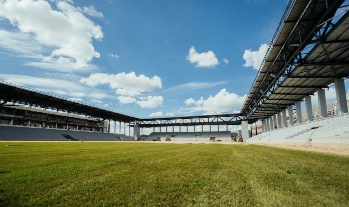A început montarea gazonului pe stadionul „Eroii Timișoarei”