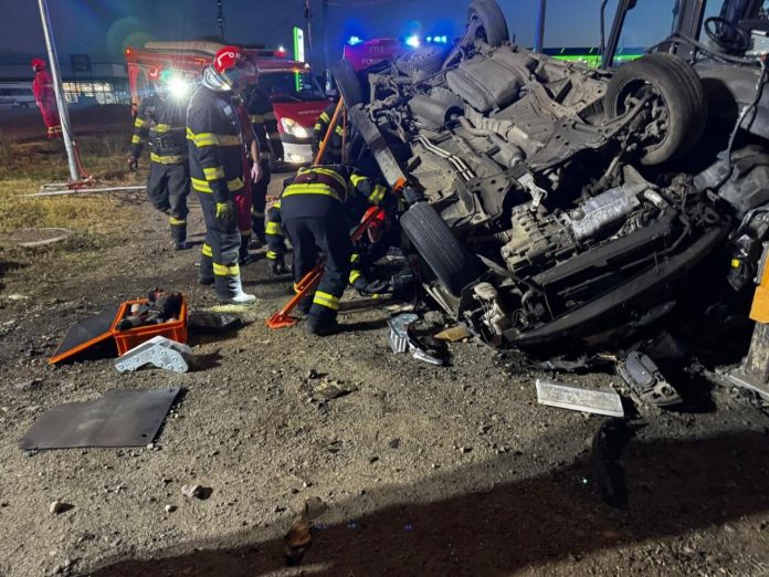Accident grav în Timiș un șofer s-a răsturnat cu mașina și a rămas încarcerat