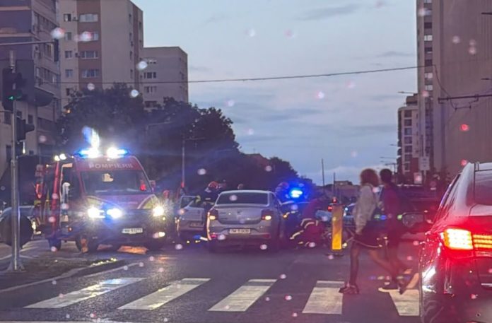 Accident în fața Poliției Timiș un tânăr a ajuns la spital după impactul dintre două mașini