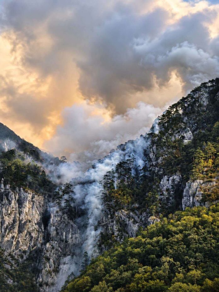 Băile Herculane continuă lupta cu flăcările două elicoptere și peste 120 de oameni, în fața incendiilor