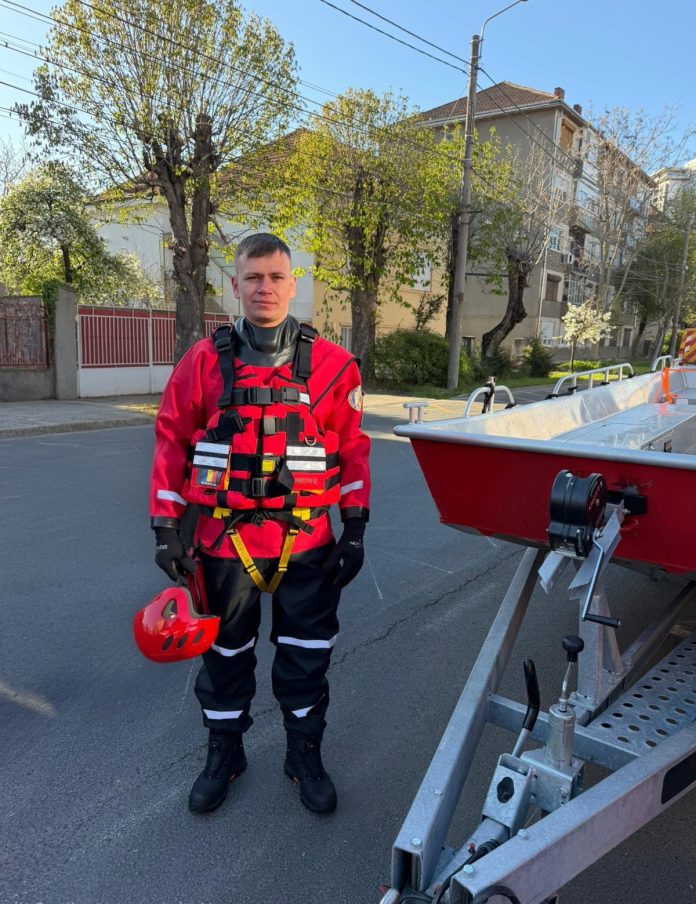 Erou în timpul liber un pompier din Timiș a intrat în casa în flăcări și a scos la timp o femeie de 70 de ani