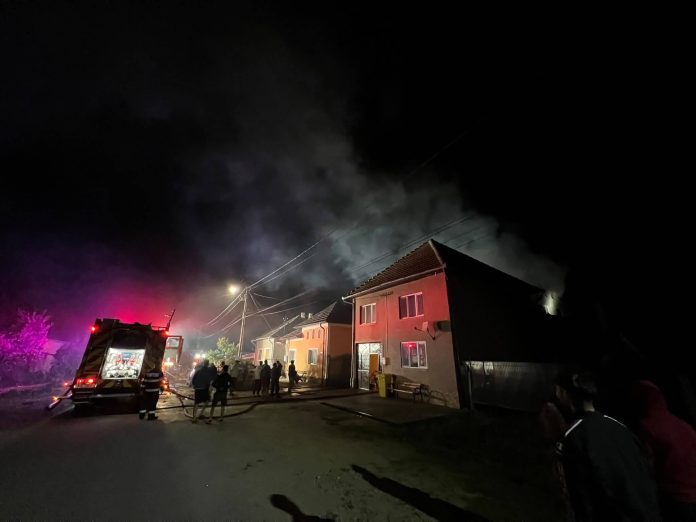 Incendiu puternic, luni seară, într-un oraș din vestul țării