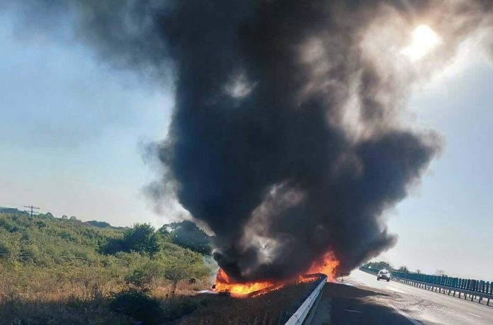 Tir mistuit de flăcări pe A1, în Timiș. Traficul este restricționat