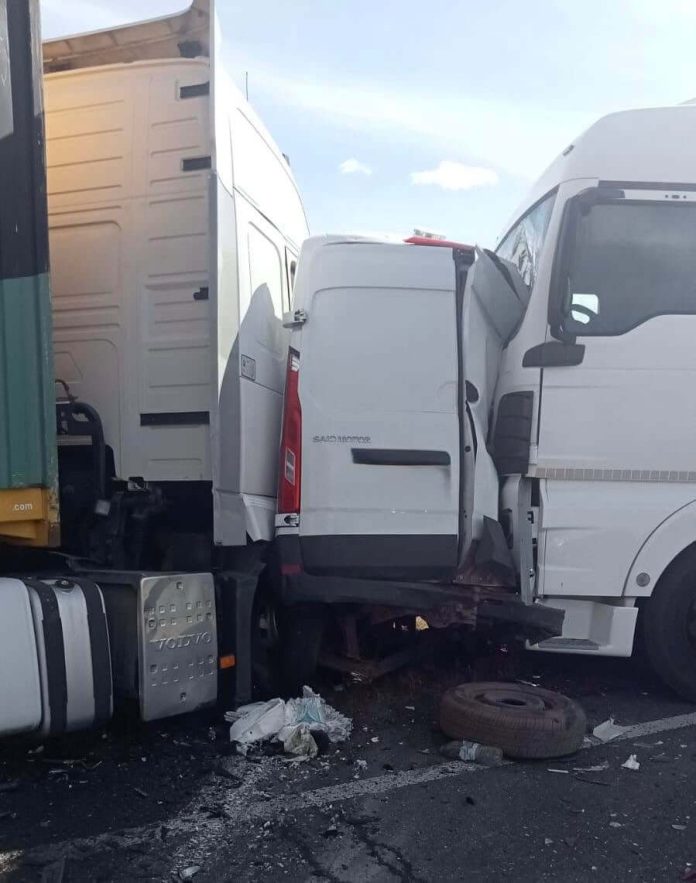 Tragedie pe DN6 două femei au murit după ce microbuzul în care se aflau a fost strivit între două TIR-uri