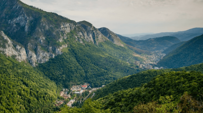 Vremea se încălzește, natura te cheamă cinci trasee spectaculoase pentru un weekend la Băile Herculane