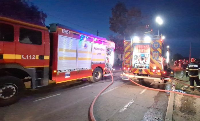 Incendiu violent în Arad: două case și trei magazii, cuprinse de flăcări