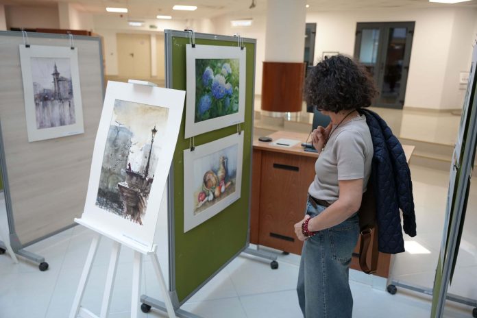 „România în acuarelă” aproape 70 de lucrări transformă Biblioteca UPT într-o galerie de artă