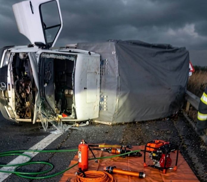 Accident pe autostradă în Timiș! O autoutilitară cu animale s-a răsturnat, o femeie a fost rănită