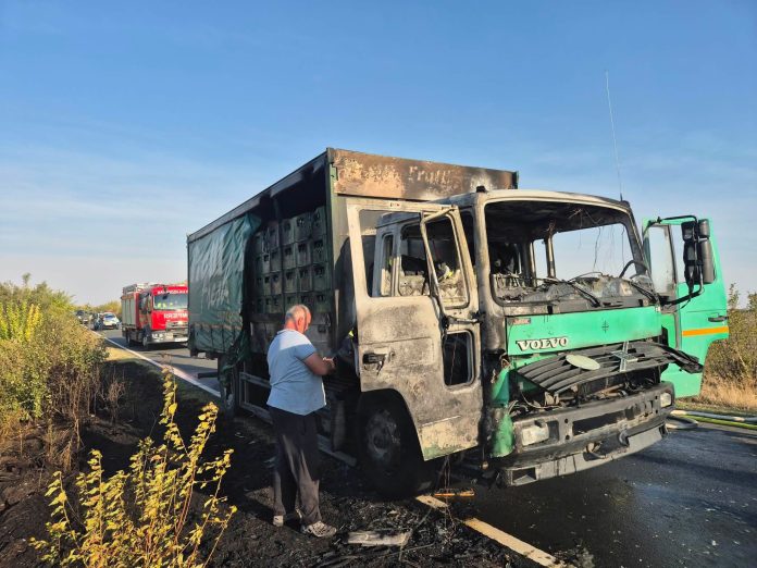 Autocamion distrus de flăcări între Valcani și Dudeștii Vechi