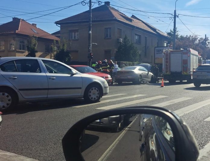 Bărbat pe motocliclu, lovit de o mașină într-o intersecție din Timișoara